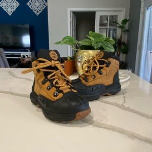 Timberland kids Outdoor Adventure Boots - Black and Tan size 8